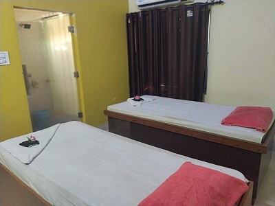 Couple Massage available for best mind relaxation & body pain relief for both with well trained therapist doing